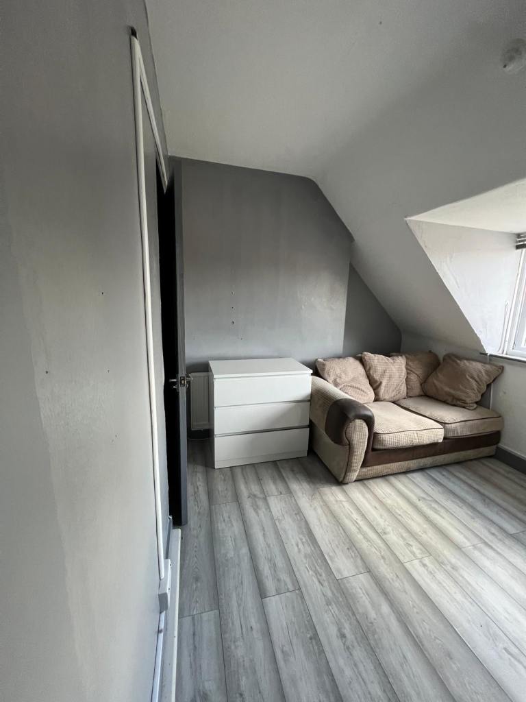 Studio Flat in Buckinghamshire ( SL9 9EA)