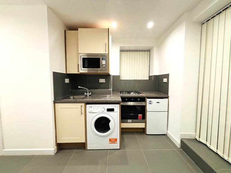 Studio Flat Available All Bills Included-Didsbury-M20