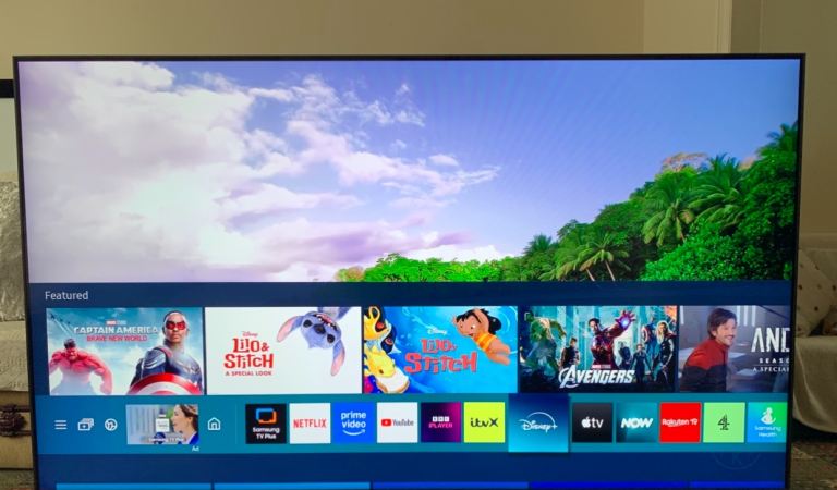 SAMSUNG QE55Q700T 55 Inch Smart 8K HDR QLED TV with Bixby, Alexa & Google Assistant