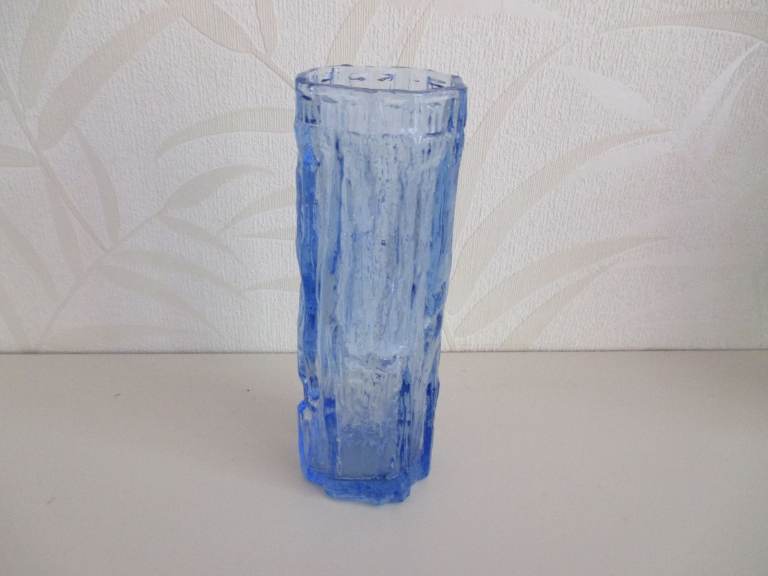 RAVENSHEAD BLUE BARK EFFECT VASE IN WHITEFRIARS STYLE