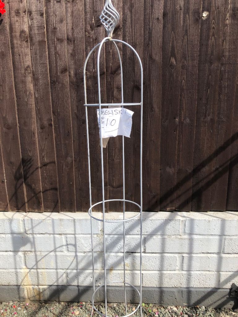 LIGHT GREY METAL OBELISK – Good Condition