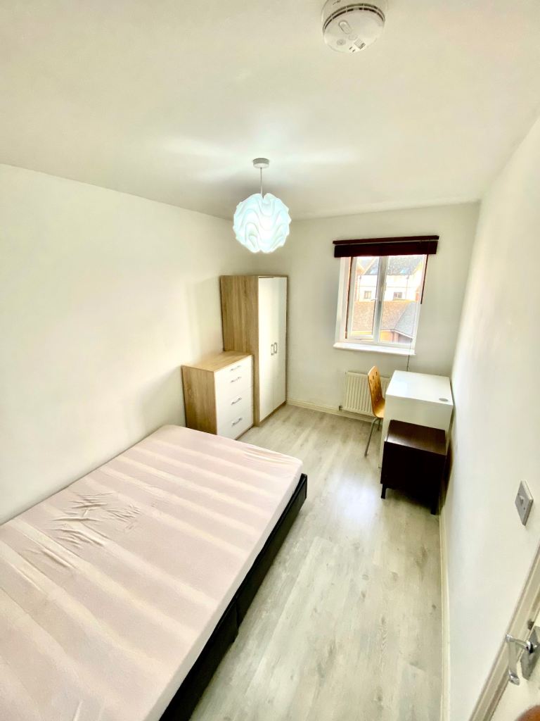 Double rooms on orchard park to let in professional house shares