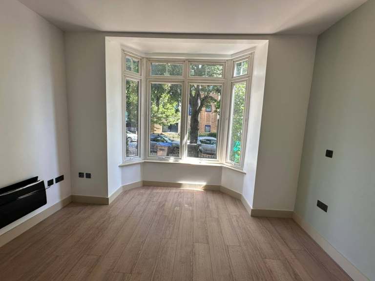 BENEFITS ACCEPTED - Studio Flat Available in Chertsey Runnymede KT16 