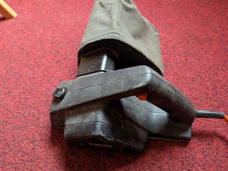 BLACK & DECKER 240V 330W ELECTRIC WOOD PLANER WOOD PLANE IN GOOD WORKING ORDER WITH DUST BAG 