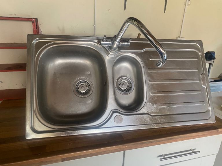 Stainless steel sink 1 1/2 bowls & mixer taps 