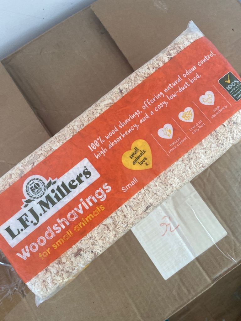 Wood shavings for pet bedding 1kg