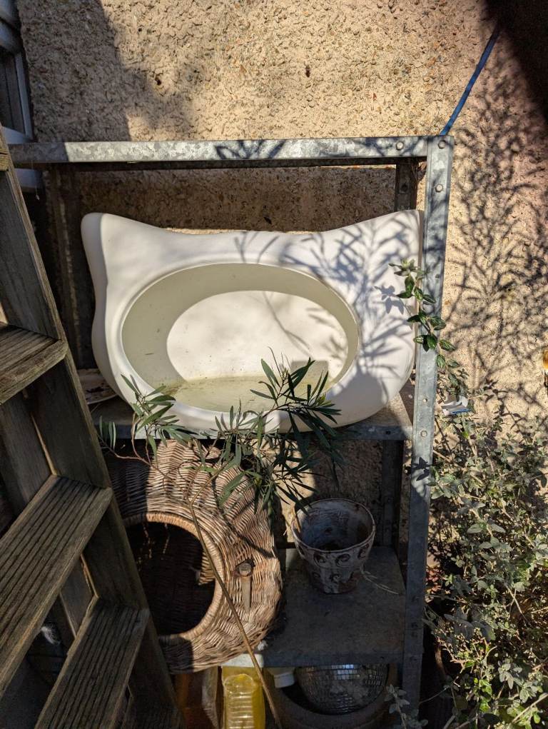 Free cat head shaped cat bed