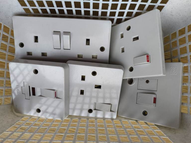 MIXED ELECTRIC SWITCHED SOCKETS/FUSED