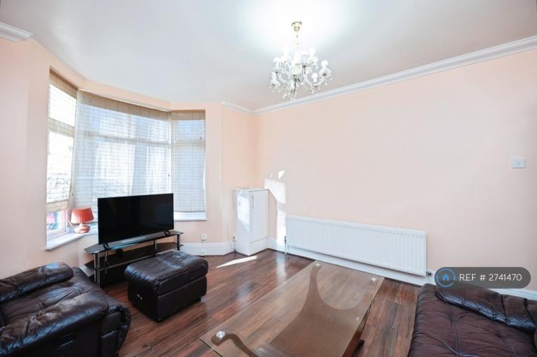 3 bedroom house in Douglas Road, Hornchurch, RM11 (3 bed) (#2741470)