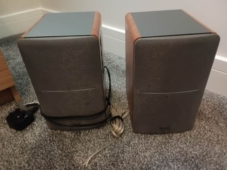 Edifier Powered Bookshelf Speakers. NOT WORKING - SPARES OR REPAIR ONLY