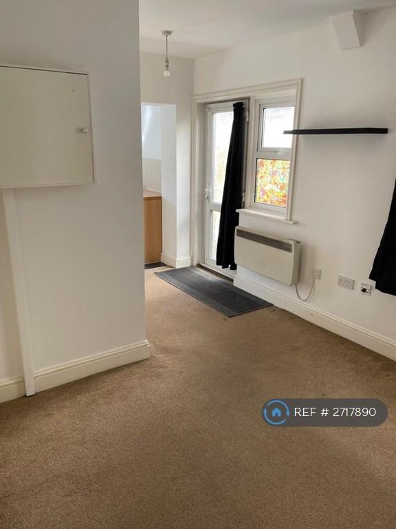 Studio flat in Windsor Road, Bournemouth, BH5 (#2717890)