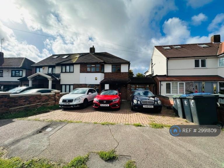 1 bedroom in Murtwell Drive, Chigwell, IG7 (#2991809)