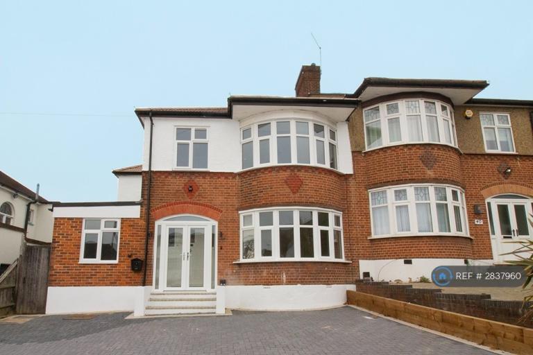 5 bedroom house in Osidge Lane, London, N14 (5 bed) (#2837960)