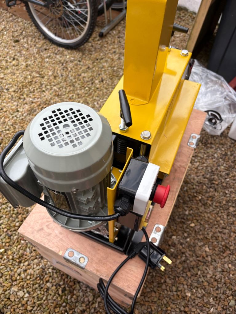 Scrap cable stripping machine, takes cables from 1mm up to 40mm.