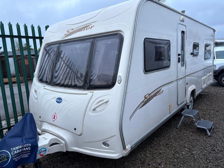 BAILEY SENATOR INDIANA - FIXED BED CARAVAN WITH CORNER WASHROOM & MOTORMOVER