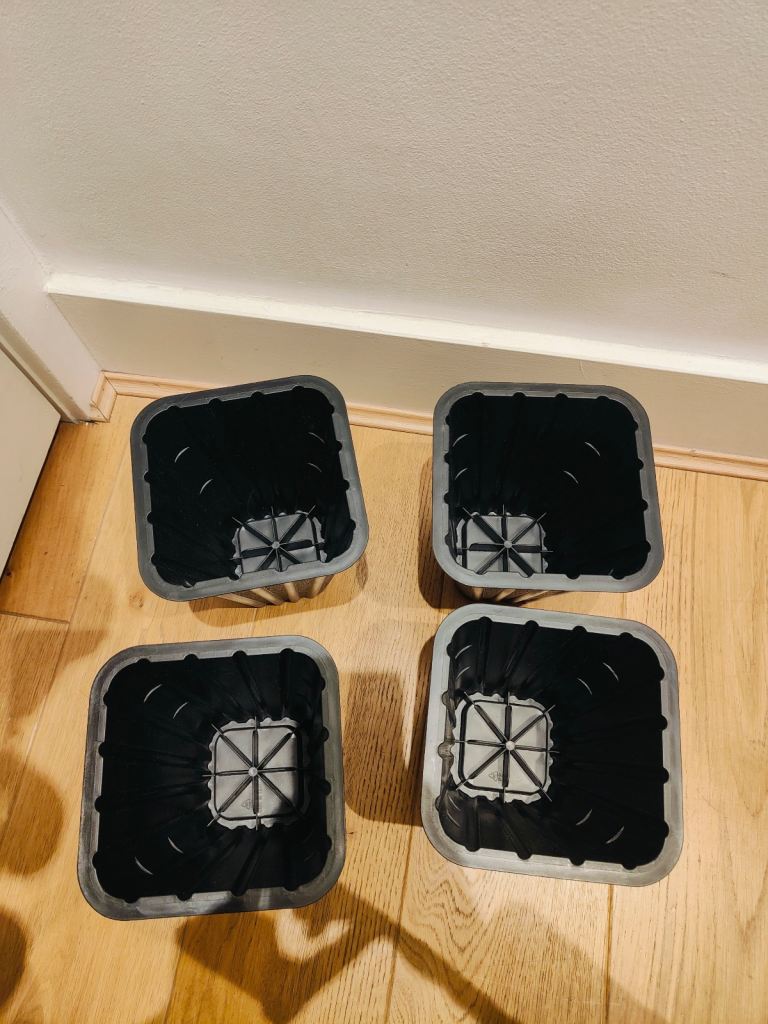 Set of 4 black plastic risers for beds or furniture - Heavy duty