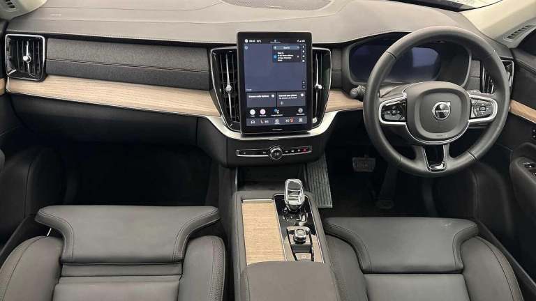 2025 Volvo XC90 Plus, T8 AWD Plug-in hybrid, Electric/Petrol, Dark, 7 Seats ( 360* Camera ) ESTAT...