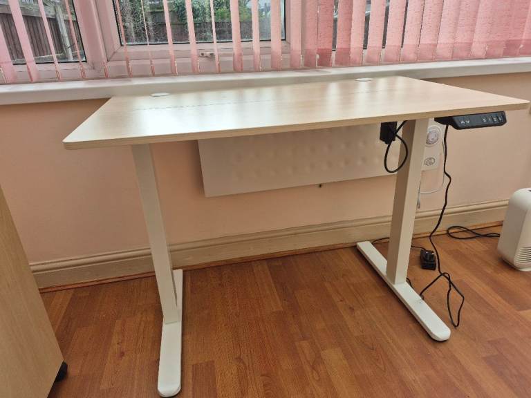 Electric standing desk