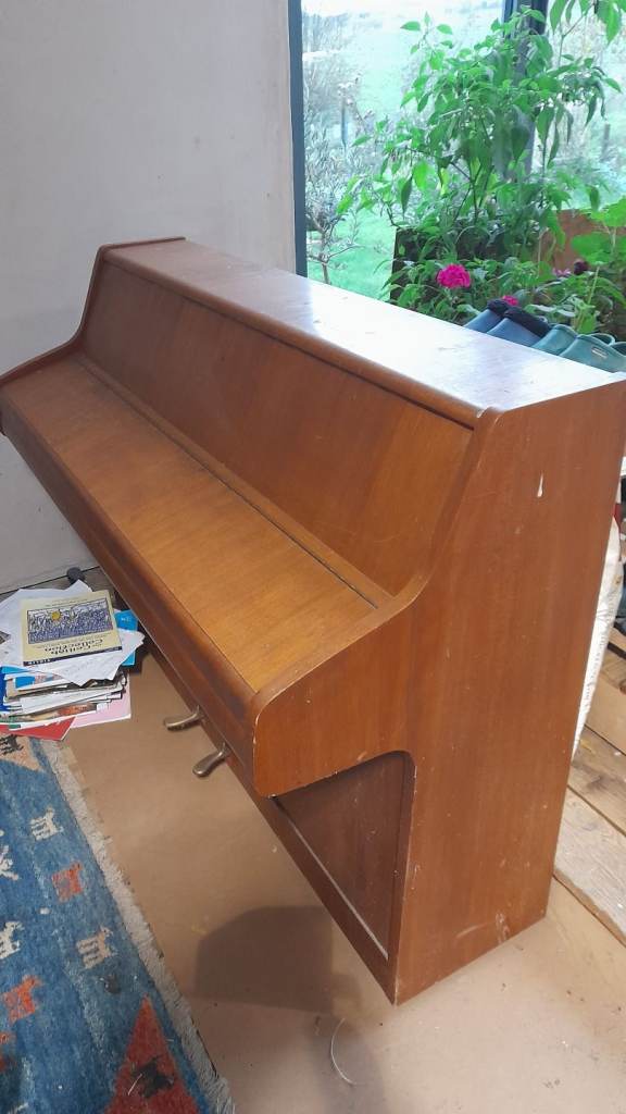 Upright piano