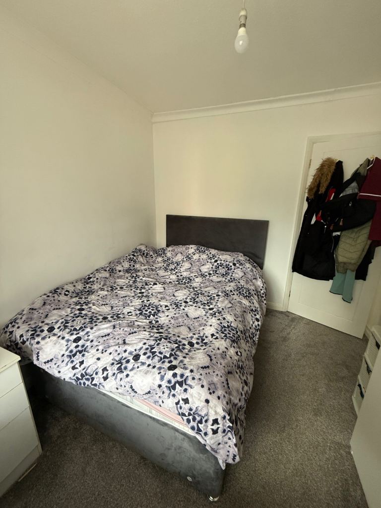 One double bed bedroom 