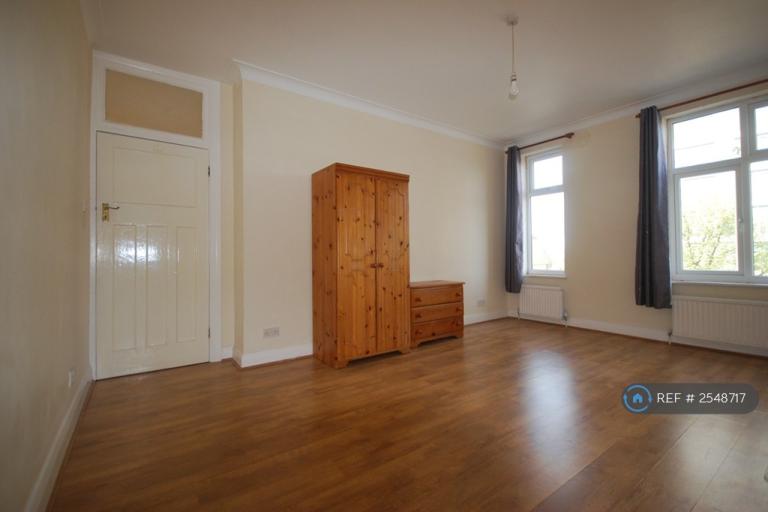 2 bedroom flat in High Road, London, N20 (2 bed) (#2548717)