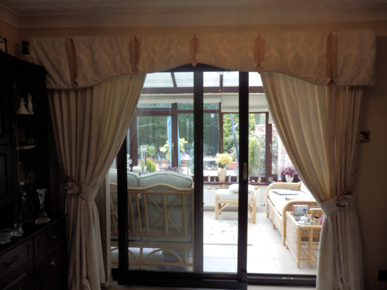 Cream damask bespoke lined curtains with matching pelmet/tiebacks/cushion covers