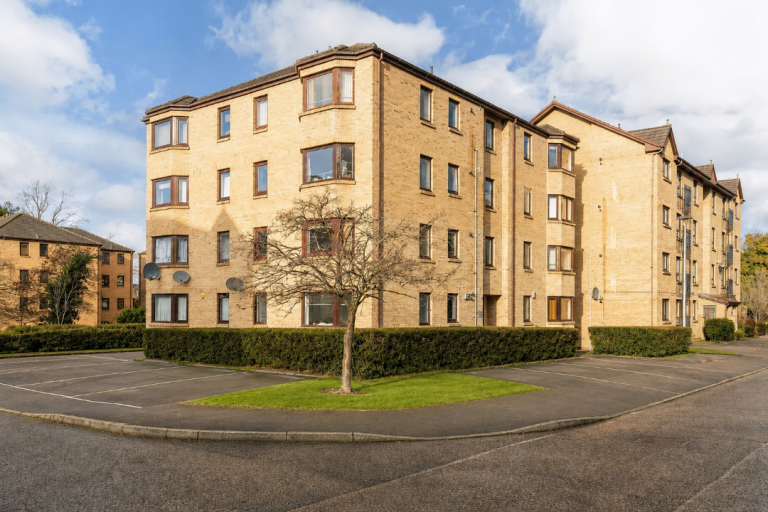 2 Bedroom Flat with residents parking, Craigend Park, Liberton, Edinburgh 