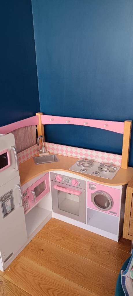 Free toy kitchen 