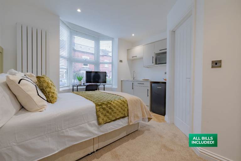 Luxury Studio-Style Room | Private Kitchenette & En-Suite | All Bills Included