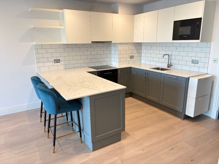 Quality Concierge 6thFloor 2Bed 2Bath Balcony Flat Reception Lounge Gym VeryNearRailTubeBusShopsPark