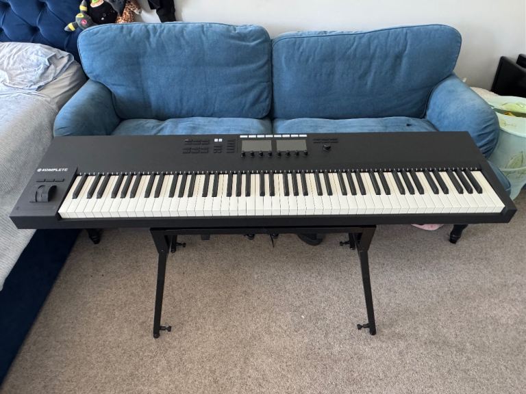Native Instruments Komplete Kontrol S88 MK2 MIDI Keyboard - includes metal stand