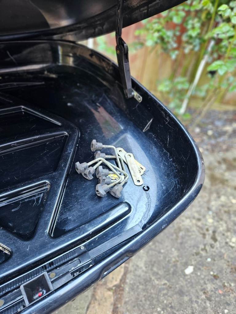 For sale Halfords roof box 300l in good condition 