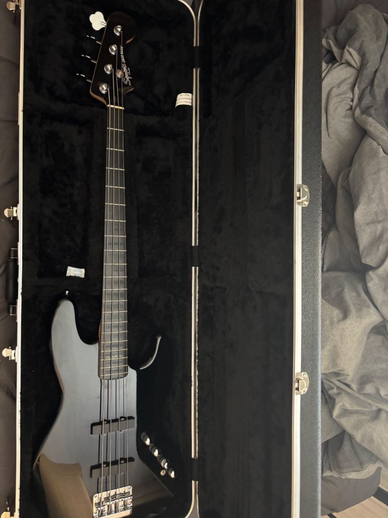 Squier by Fender Deluxe Active Jazz IV