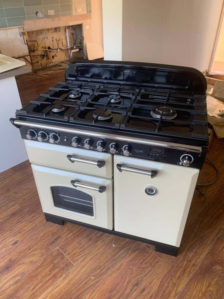 Range Master classic deluxe cooker and matching hood