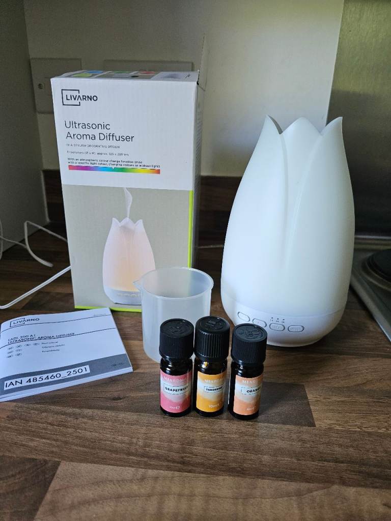 Ultrasonic aroma flower shape diffuser that changes colours with 3 essential oils