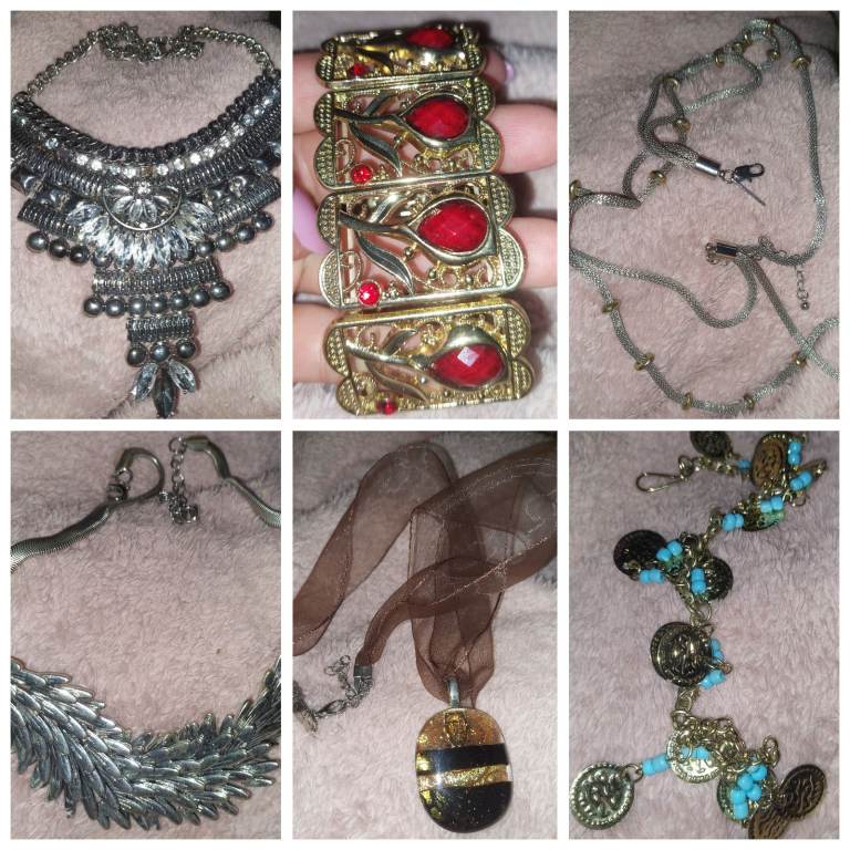 image for Lots of costume jewellery 