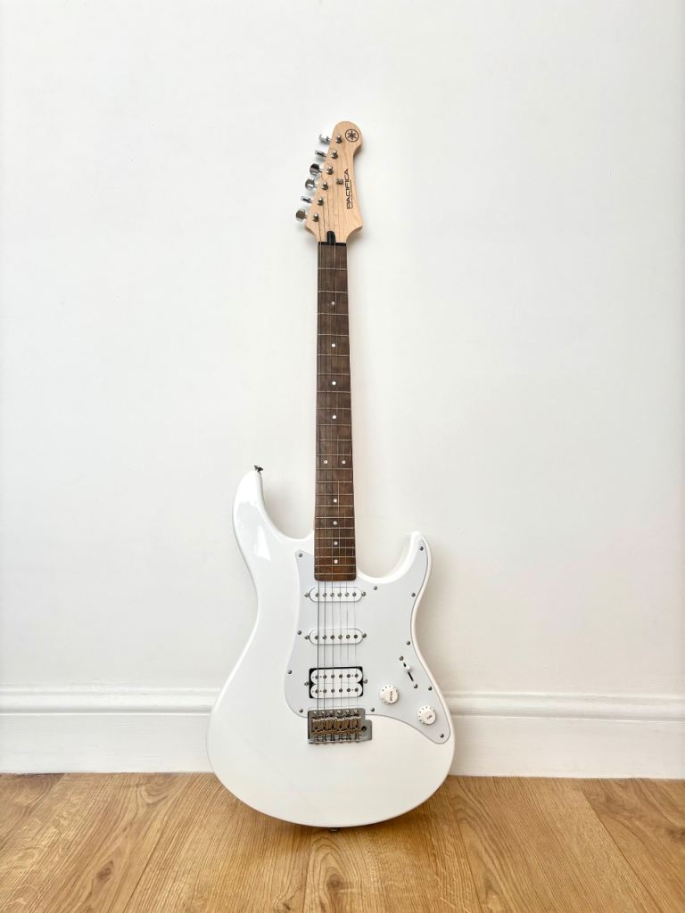 UNUSED Yamaha Pacifica 012 MKII Electric Guitar in White with Gig bag