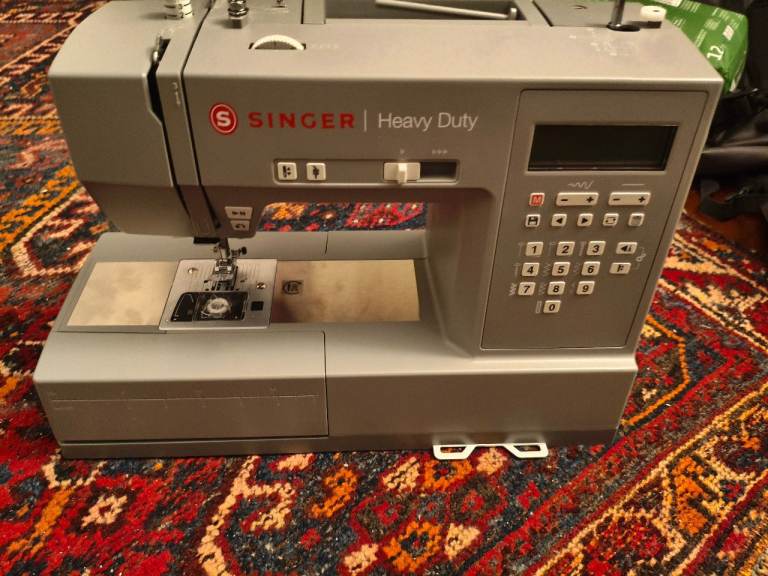 Singer heavy duty hd6700c sewing machine computerised excellent condition 