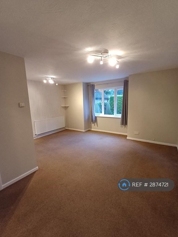 Studio flat in Southwick House, East Grinstead, RH19 (#2874721)