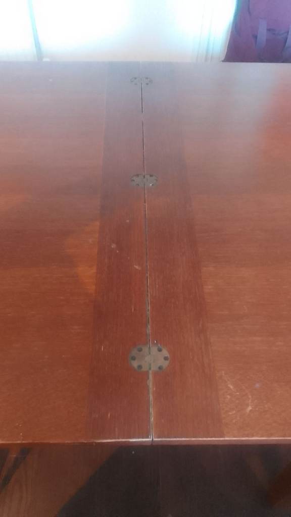 Free extendable wooden dining table