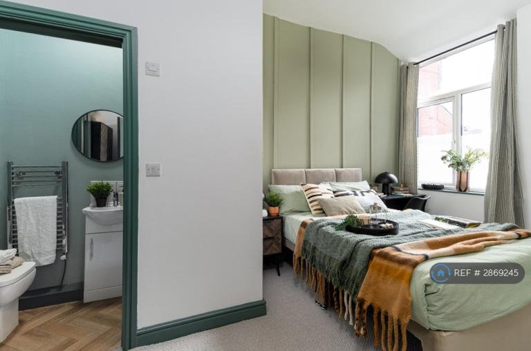 1 bedroom in Monmouth Avenue, Bury, BL9 (#2869245)