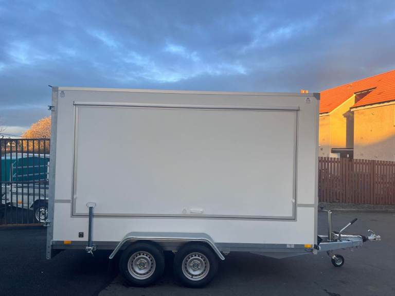 BRAND NEW TWIN AXLE CATERING TRAILER/ FOOD TRUCK/ BURGER VAN 2000KG