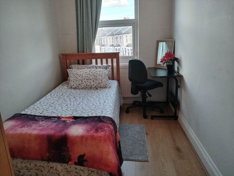 Amazing nice and clean size single room available (Ready to Move NOW)