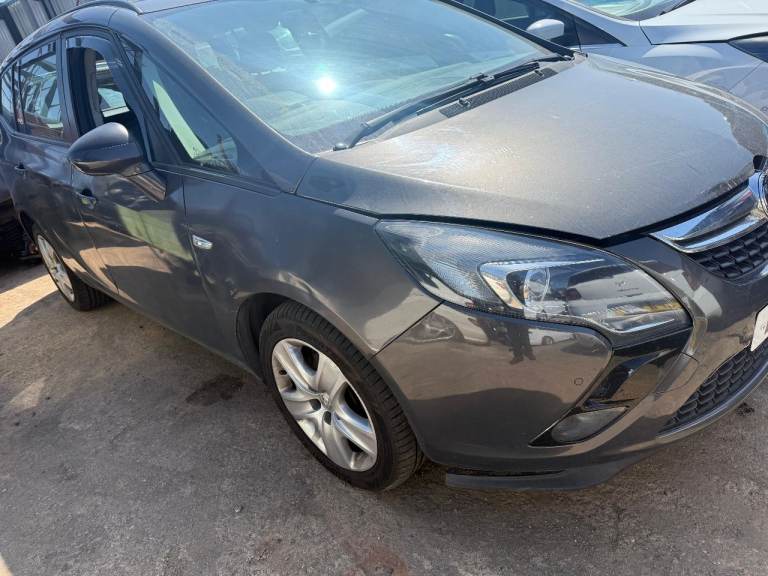 Breaking spare parts vauxhall zafira 2014