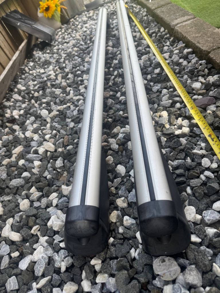 Pair of Silver Roof Rack Bars with Keys – Good Condition