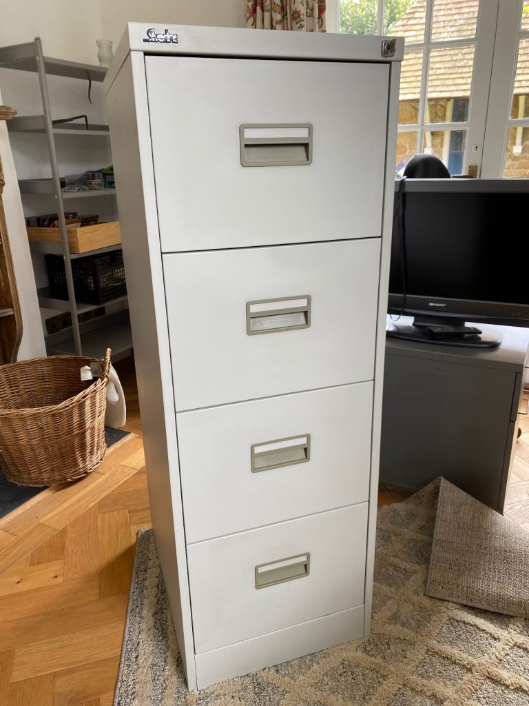 Metal filing cabinet with 4 drawers 