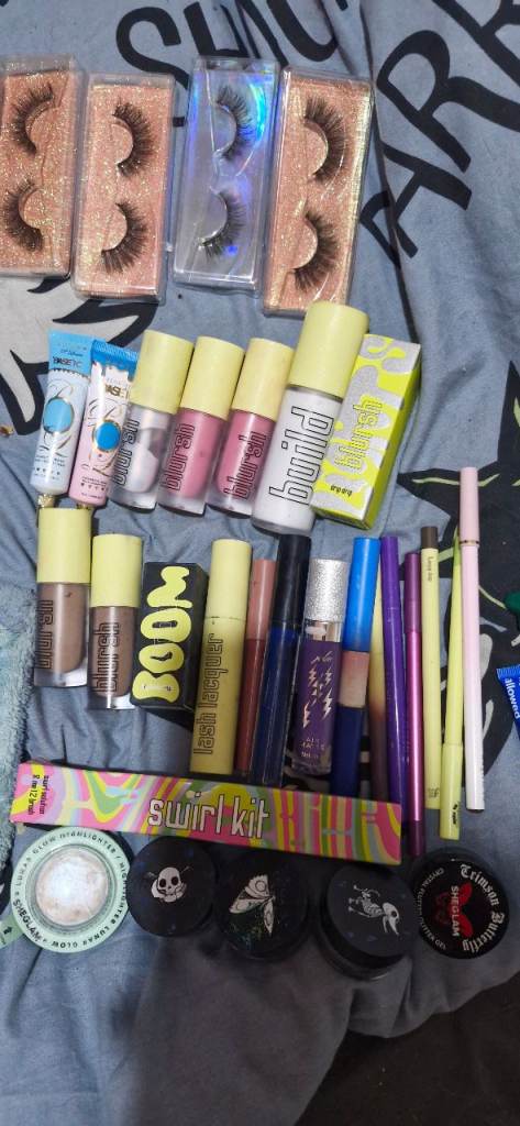 Large Bundle of Makeup and Eyelashes – Good Condition