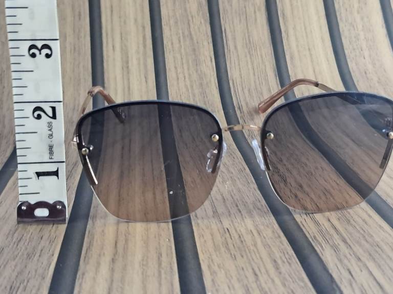 Very nice Woman's  sunglasses Brand new!.  Brown &Gold colour.  As seen. 