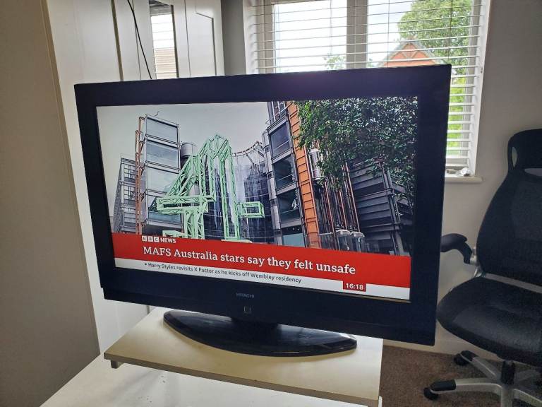 Hitachi 32LD30U B 32-inch LCD TV with Remote