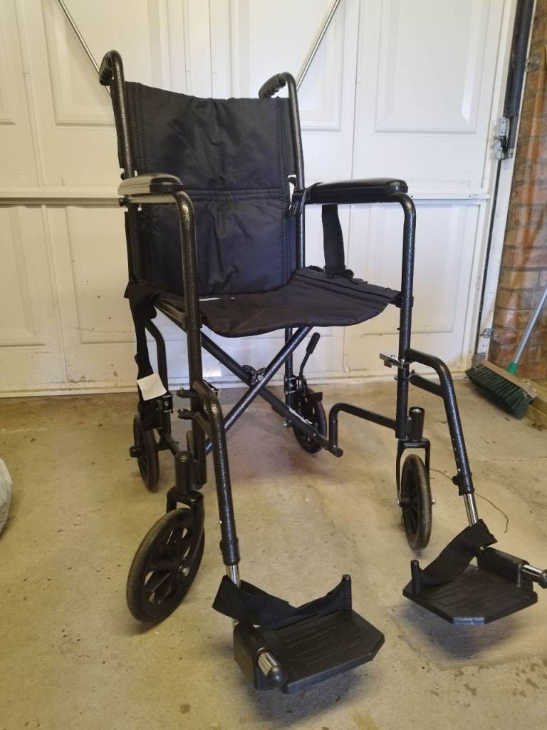 Foldable wheel chair 